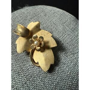 Vintage Flower Brooch Pin Gold Tone Faux Pearl Capsule Retro Minimalist Career